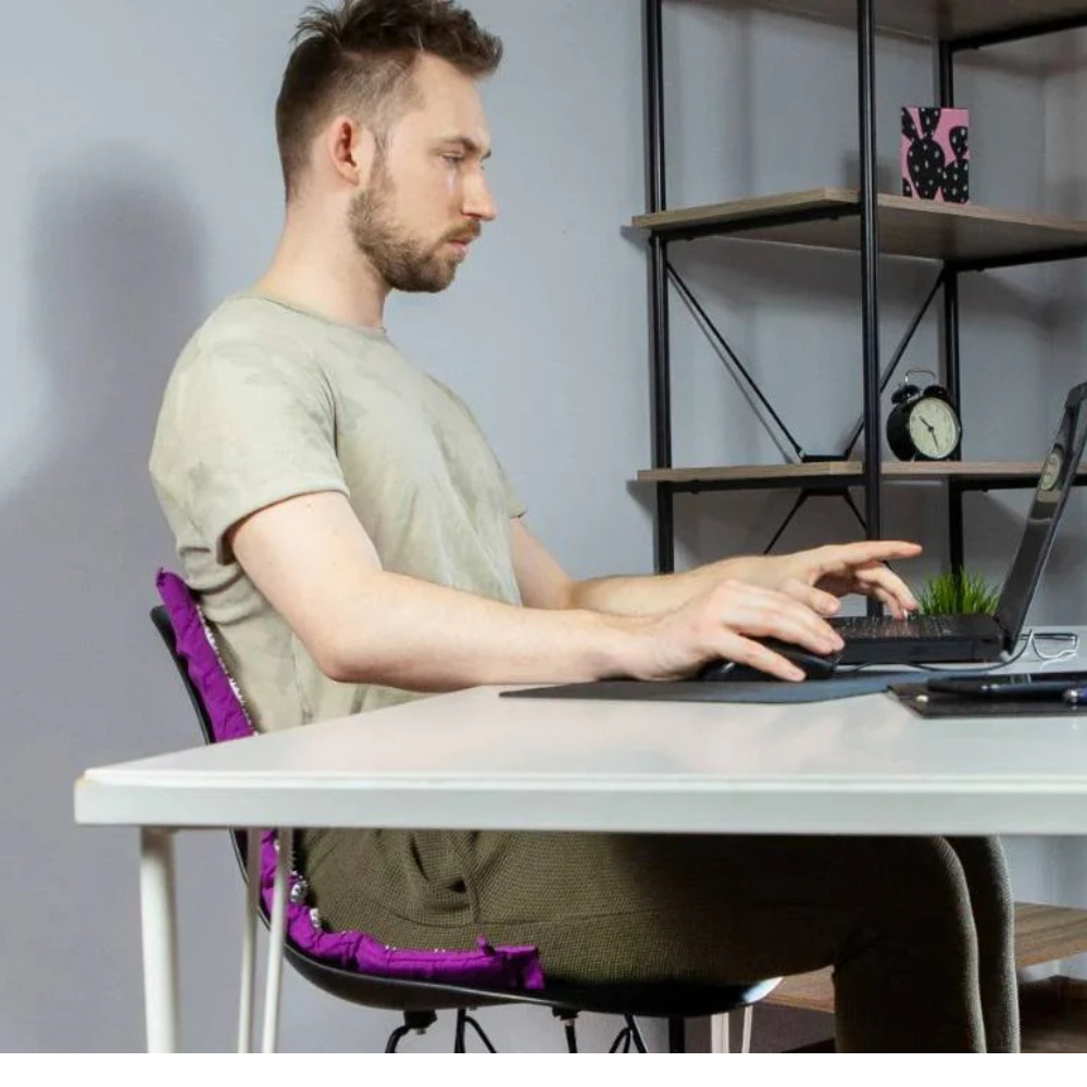 Personne qui travail avec le tapis d'acupression en position assise