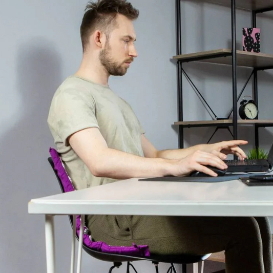 Les avantages de l'acupression en position assise pendant le travail : Améliorez votre bien-être et votre productivité
