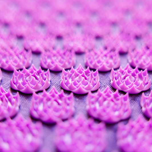 Pourquoi les tapis d'acupression sont-ils en forme de lotus ? Un symbole de pureté et de bien-être