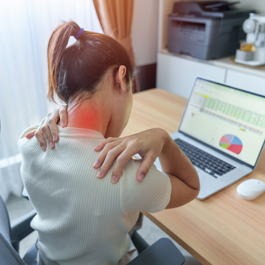 Travail sur ordinateur et cervicales : Quels dangers et comment les éviter ?