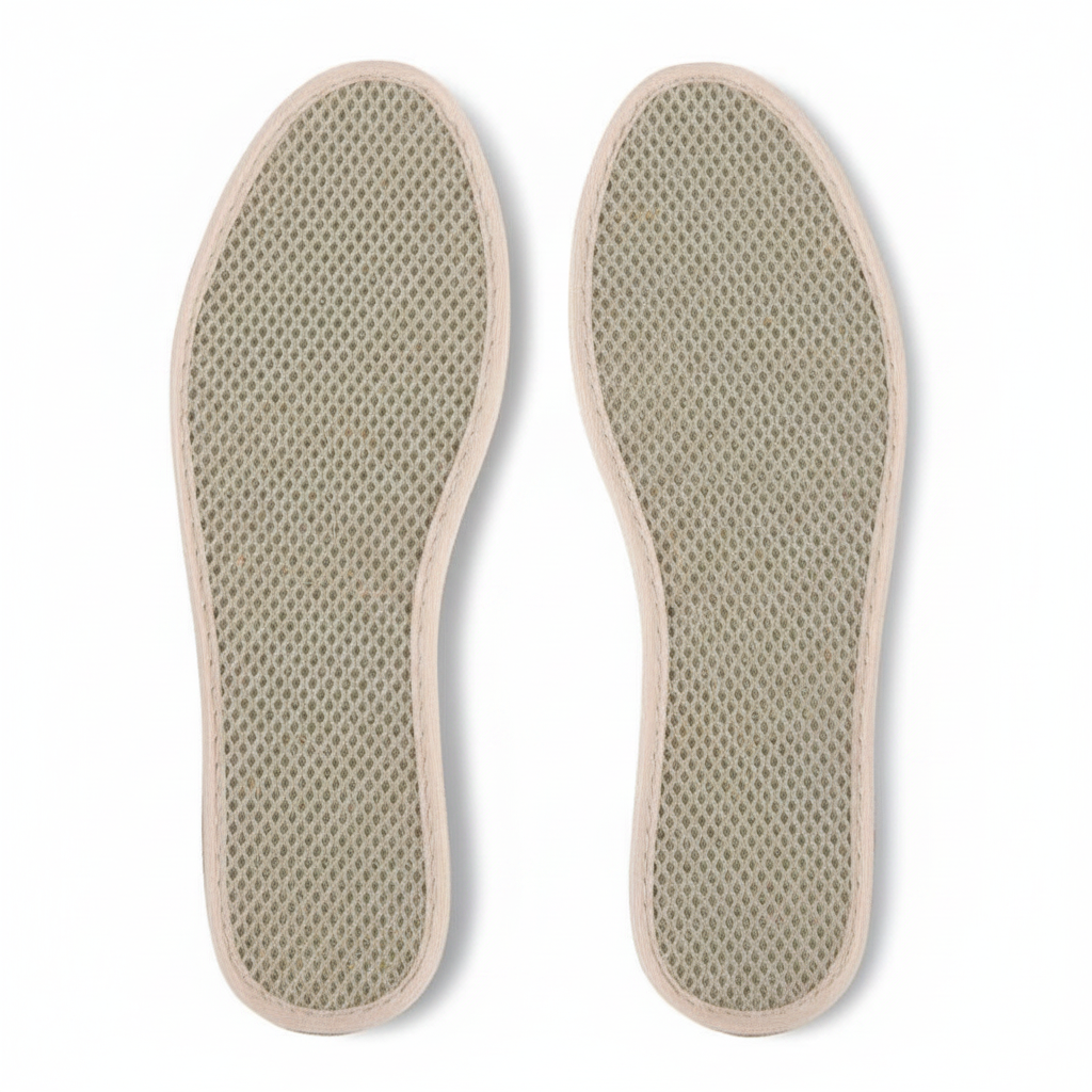 Paire de semelles en bambou respirantes beiges – vue dessus fond blanc, texture maille naturelle et bord tissu