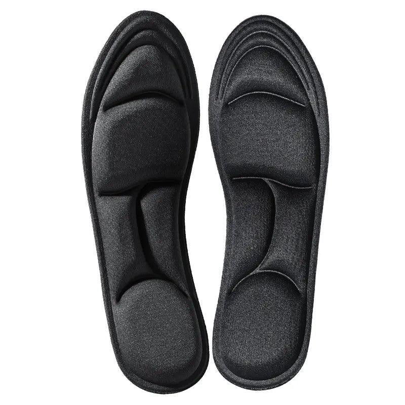 Semelles massage 5D Z150 noires tenues en main – 5 zones de massage en relief, confort et bien-être