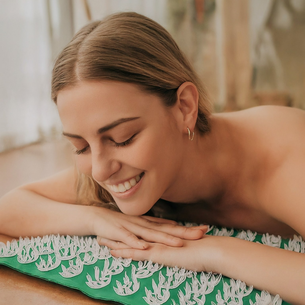 Personne qui se détend sur le tapis de fleur d'acupression
