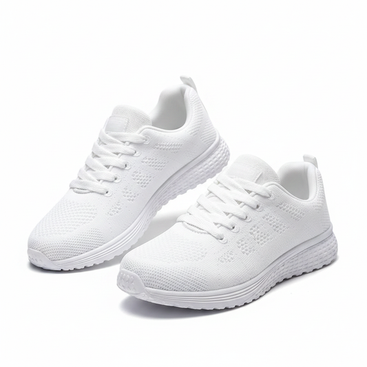 Chaussures de marche femmes CasualCare blanches – paire vue dessus et 3/4, mesh knit ajouré et semelle EVA blanche, fond blanc studio