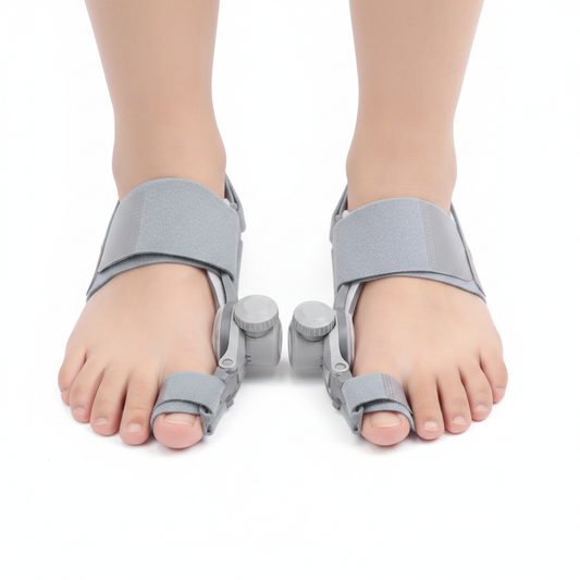 Orthèse correctrice hallux valgus – vue top-down paire gauche et droite, mécanisme rotatif et velcro, fond blanc