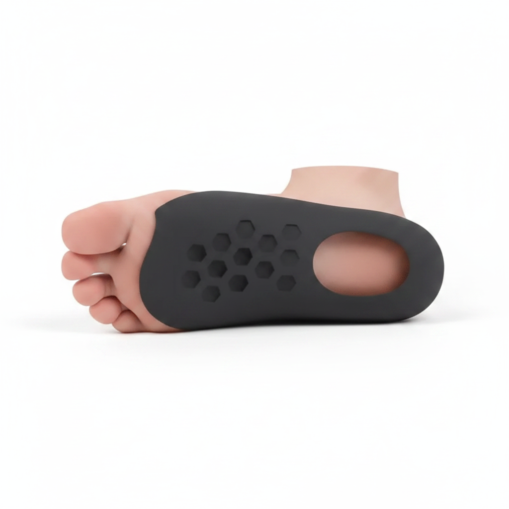 Soutien plantaire silicone noir porté sur pied nu – vue dessous montrant le soutien talon et voûte, fond blanc
