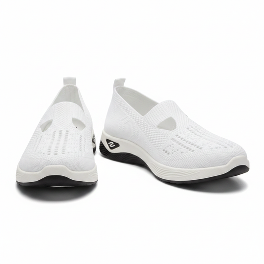Chaussures orthopédiques slip-on Vulcane II blanches – mesh knit ajouré découpe T-bar, semelle plateforme noire et blanche, fond blanc studio