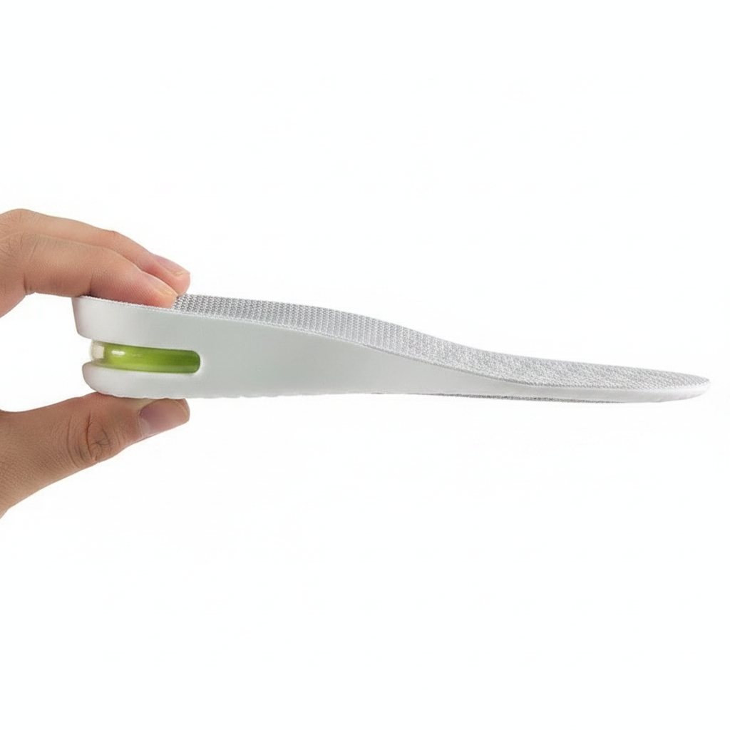 Talonnette Z550 tenue en main, vue macro profil – coussin gel vert et mesh respirant, légèreté et amorti